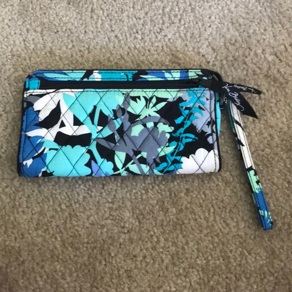 Vera Bradley Wristlet “Comofloral”